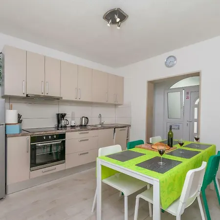 Adrian Apartman